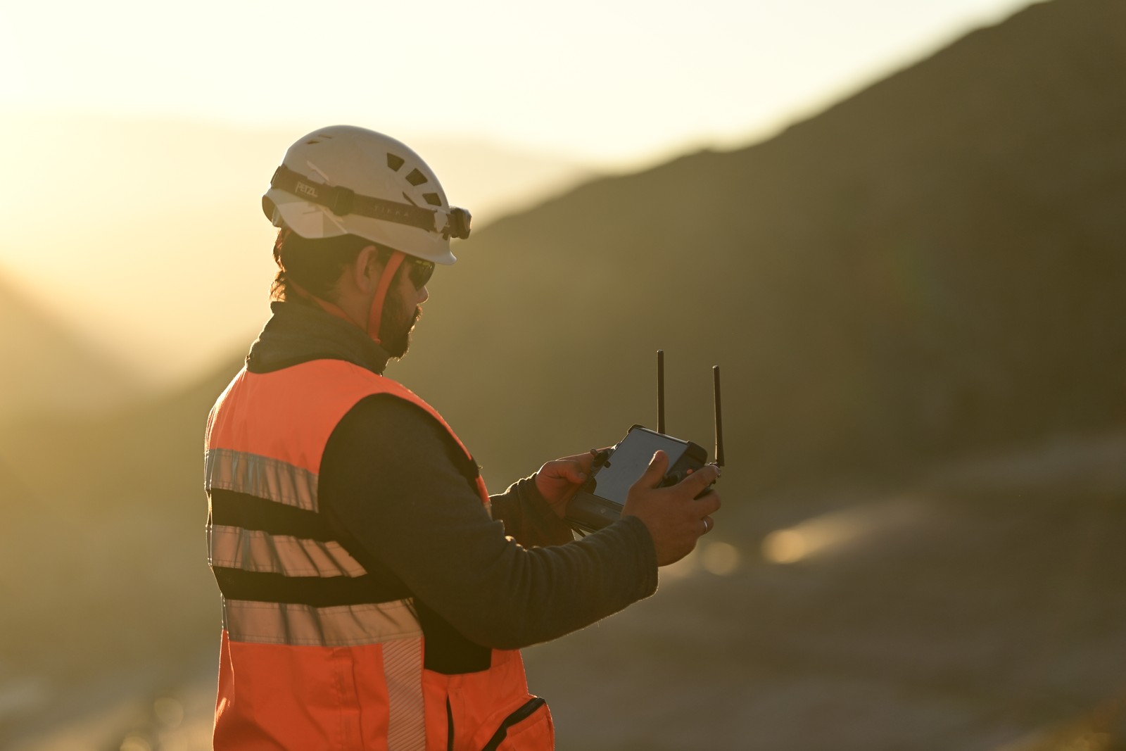 Exploración con drones al atardecer en la cordillera de Gualcamayo, Jáchal, San Juan